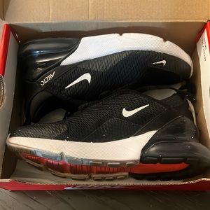 Selling Kids youth Nike Air Max 270 ps size 1Y